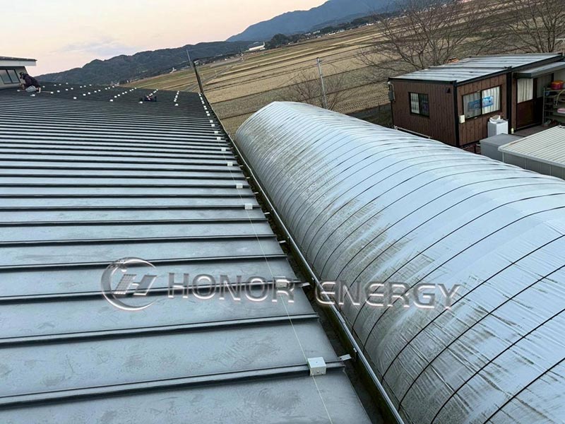 As braçadeiras de telhado de metal com costura vertical estão instaladas e prontas