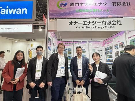 Flores de cerejeira florescem no Japão, retornando com honras